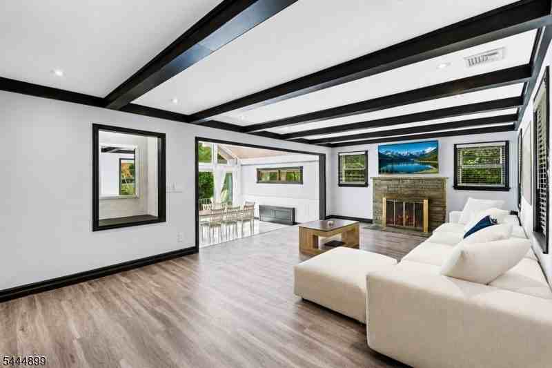 140 N Farview Ave - Photo 5 of 33