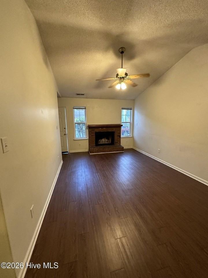 104 Glenside Ct - Photo 3 of 12