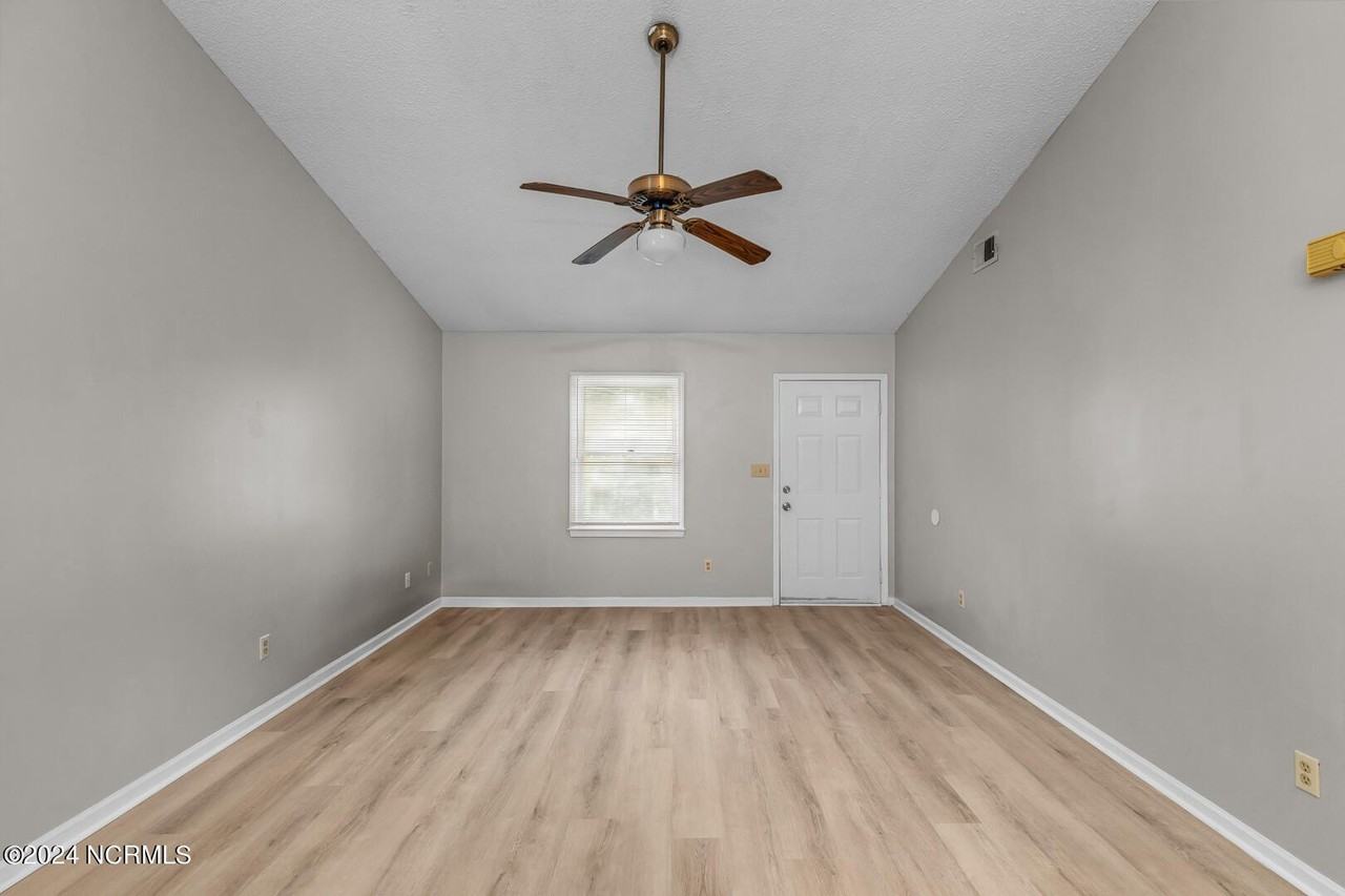 126 Windsor Ct - Photo 6 of 28