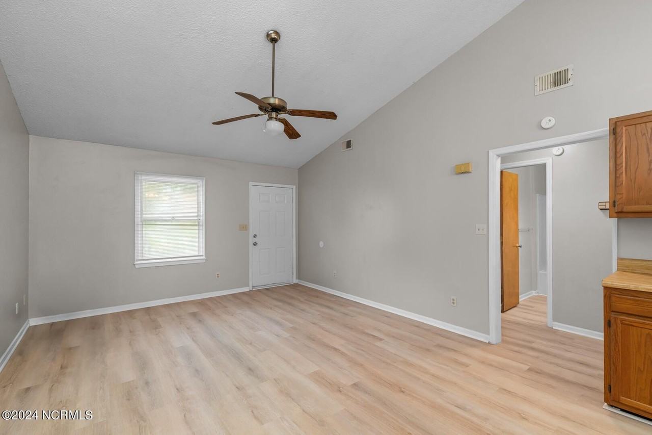 126 Windsor Ct - Photo 7 of 28