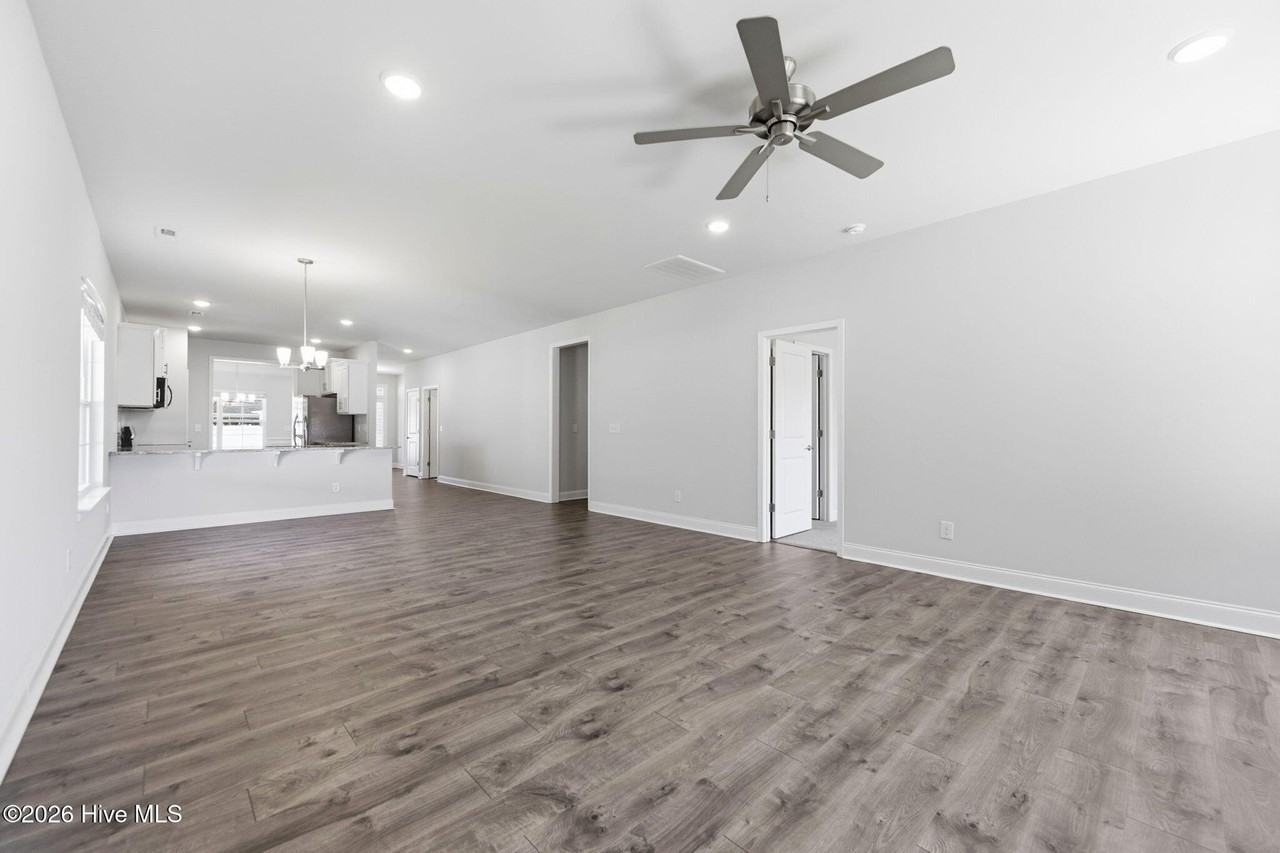 903 Eakins Ln - Photo 4 of 28