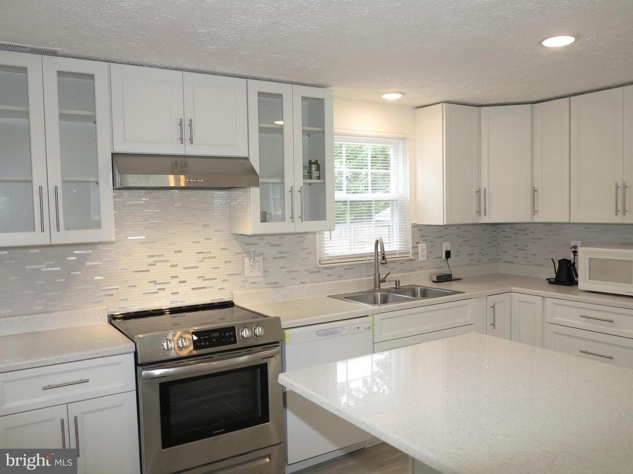 8406 Woodford Ct - Photo 2 of 44