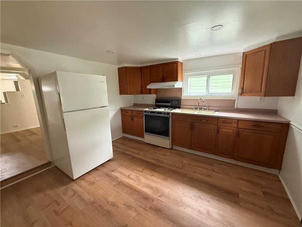 1436 Poplar St - Photo 5 of 18