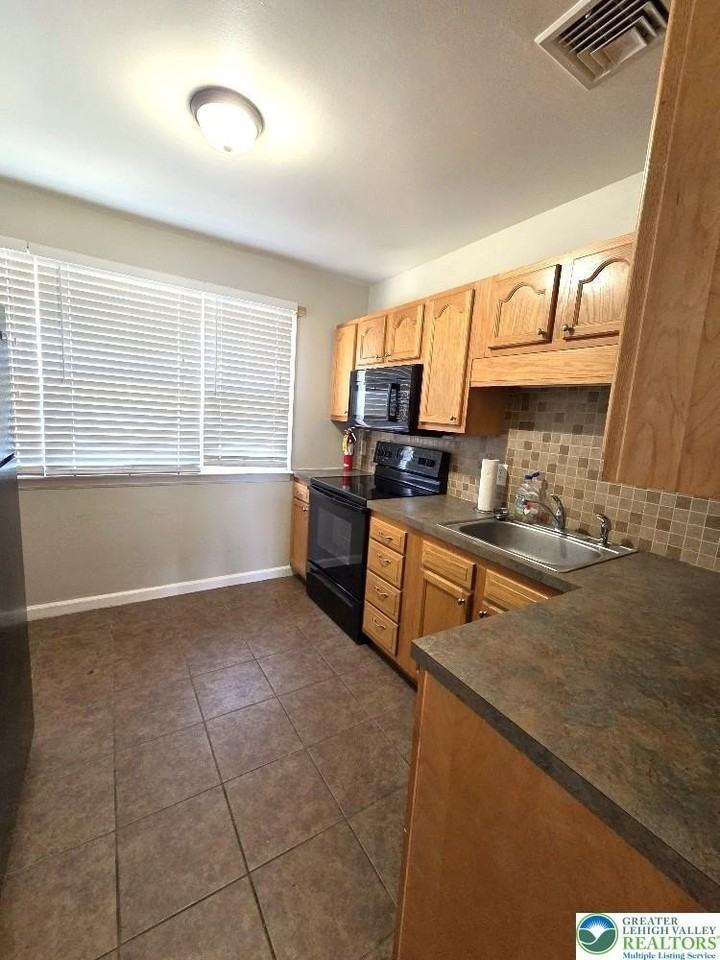 1747 Schoenersville Rd - Photo 6 of 13
