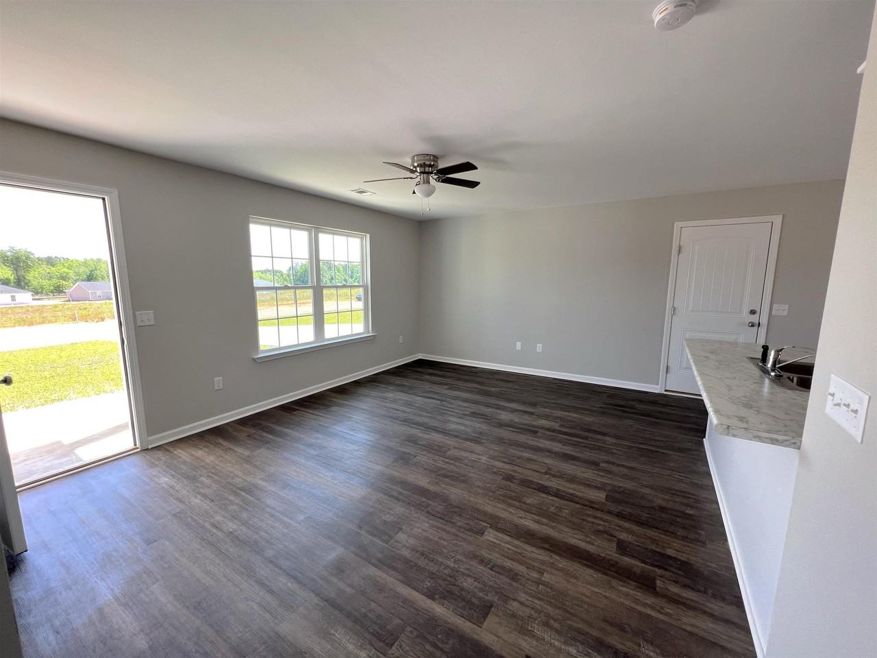 124 Callaway Cres #1 - Photo 3 of 20