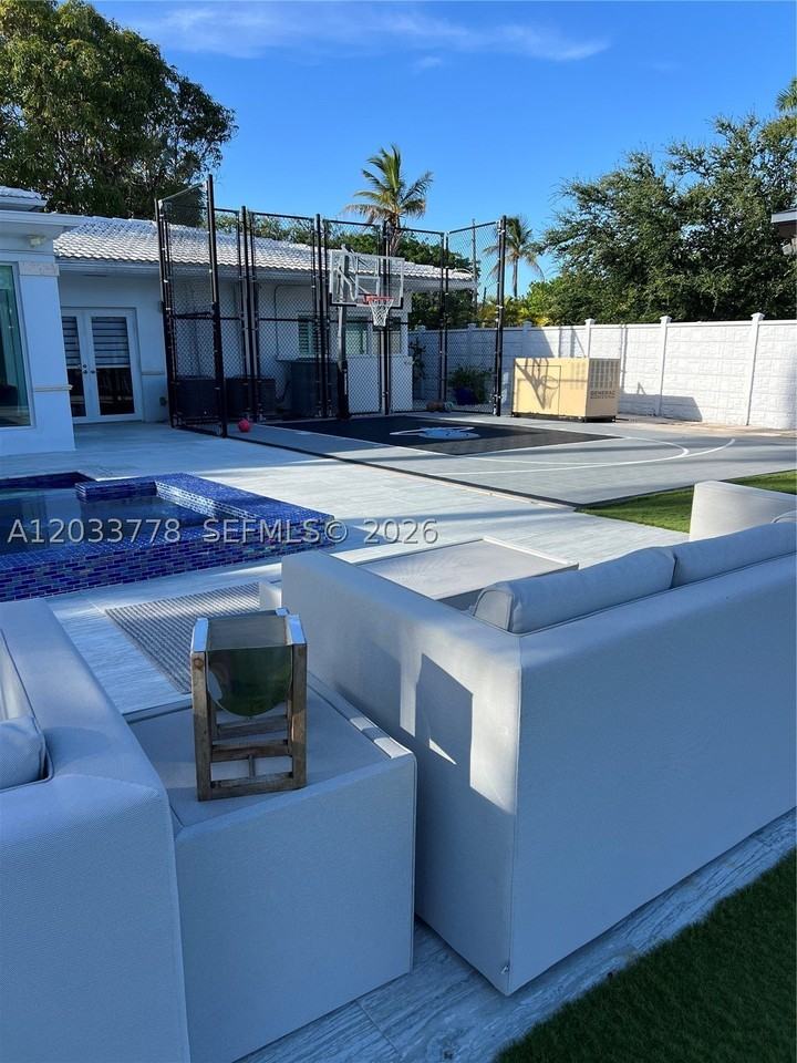 1100 Ne 84th St - Photo 5 of 11