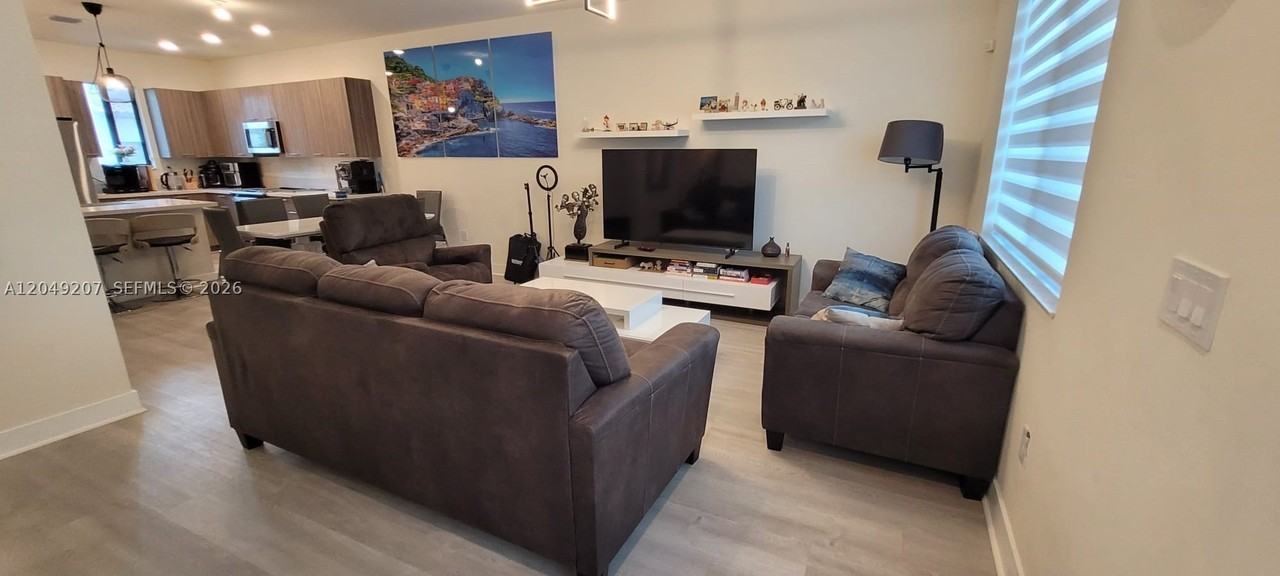 4682 Nw 83rd Ave - Photo 5 of 10