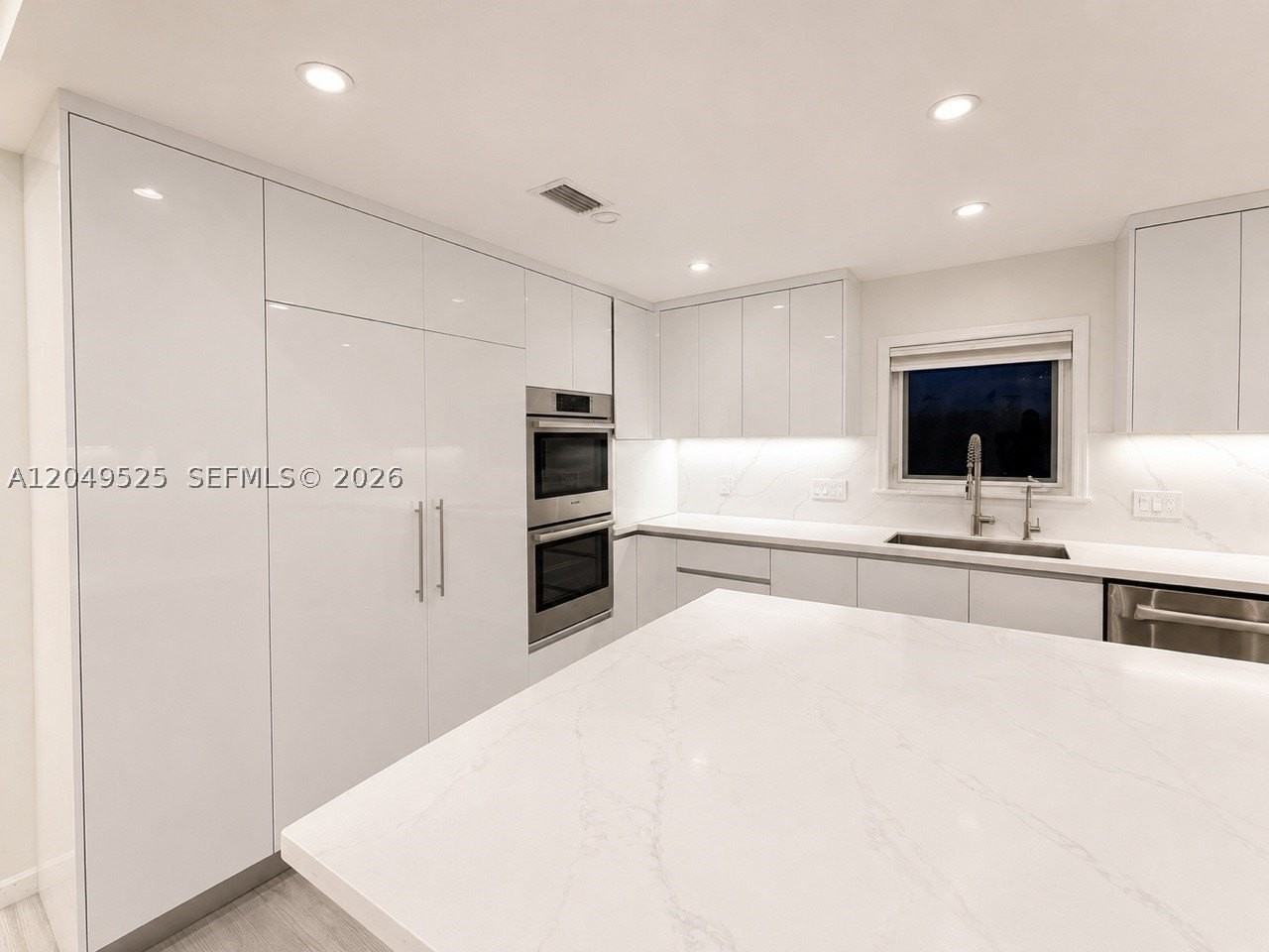 2616 Oakbrook Ct - Photo 3 of 16