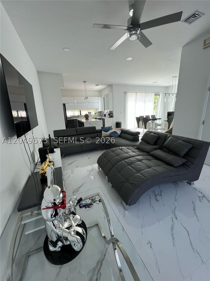 2342 Mckinley St #3 - Photo 4 of 20