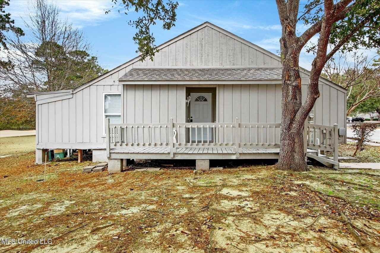 223 Highpoint Dr - Photo 3 of 17