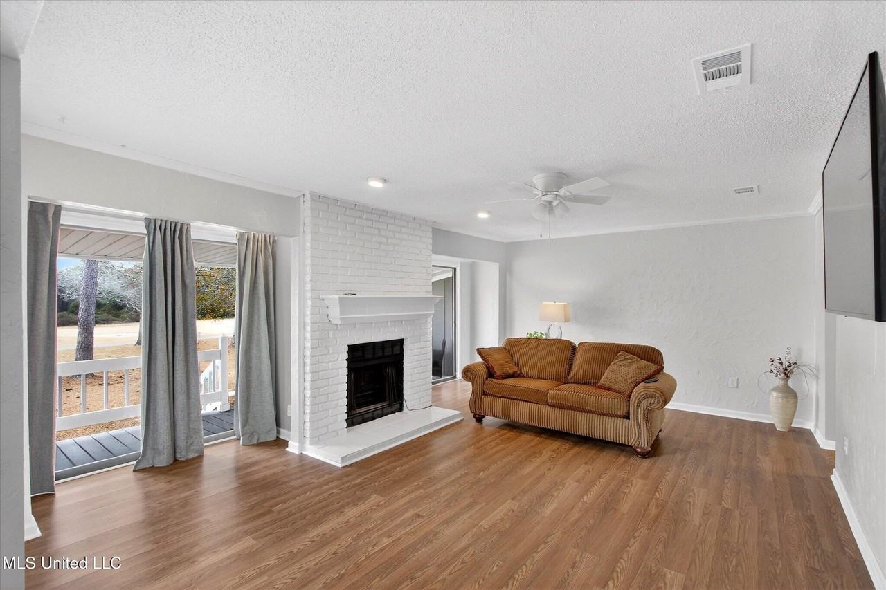 223 Highpoint Dr - Photo 4 of 17