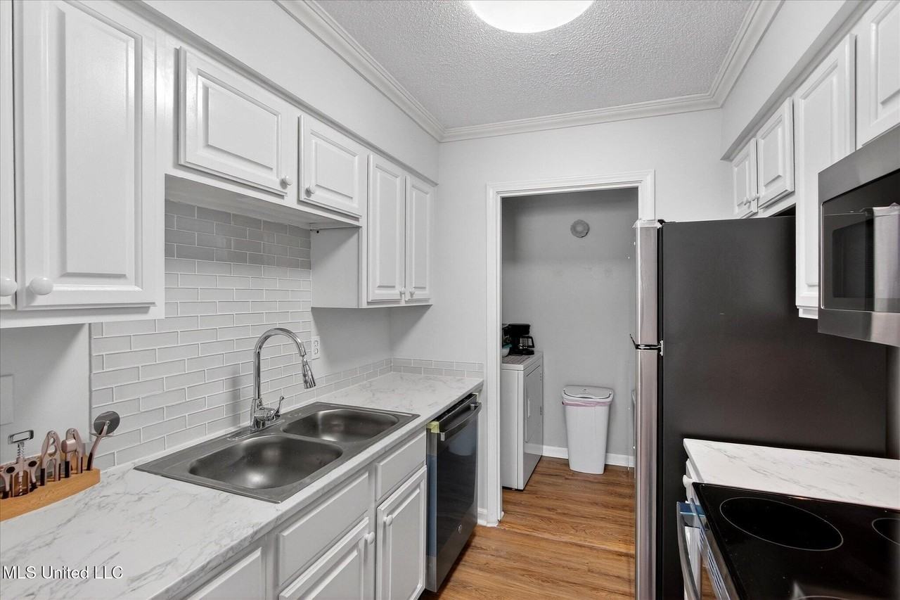 223 Highpoint Dr - Photo 6 of 17