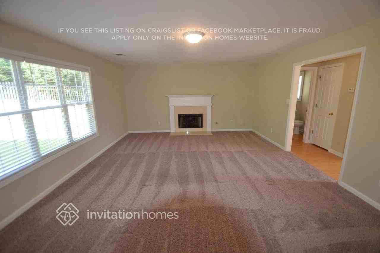 935 Oak Bluff Ct - Photo 3 of 9