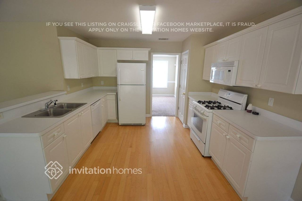 935 Oak Bluff Ct - Photo 4 of 9