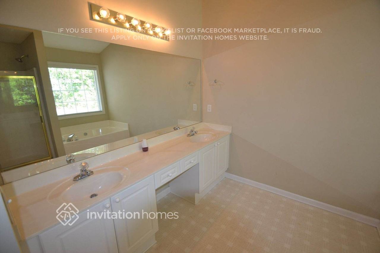 935 Oak Bluff Ct - Photo 7 of 9