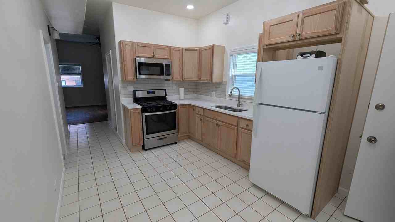 2834 W Fletcher St #2R - Photo 4 of 12