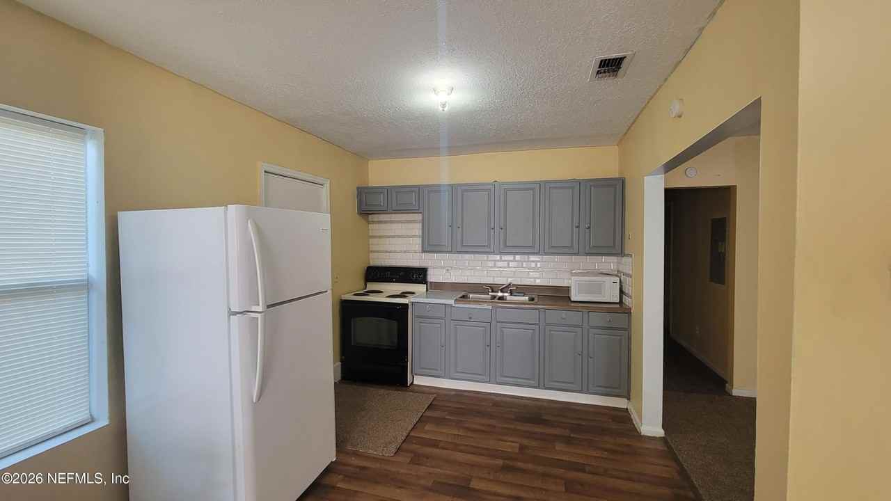 2810 Venus St - Photo 5 of 13