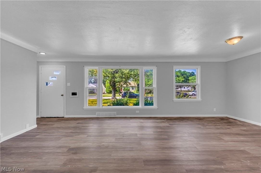18304 Garden Blvd - Photo 3 of 24