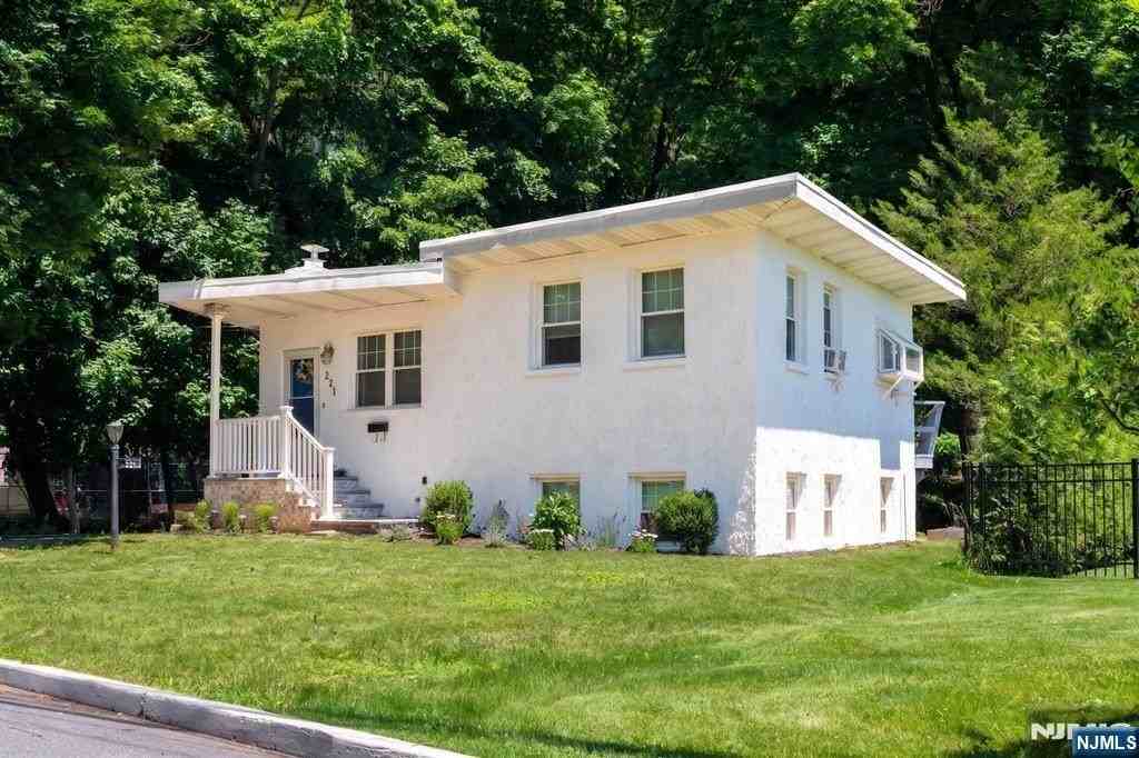 221 Lakeview Dr - Photo 2 of 35