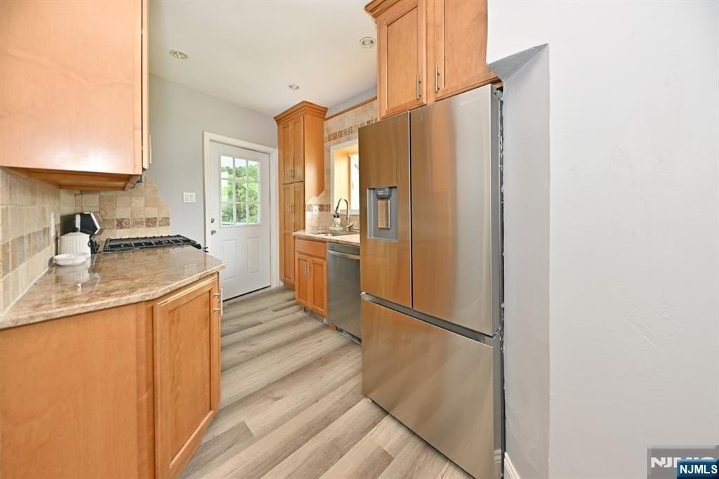 221 Lakeview Dr - Photo 4 of 35