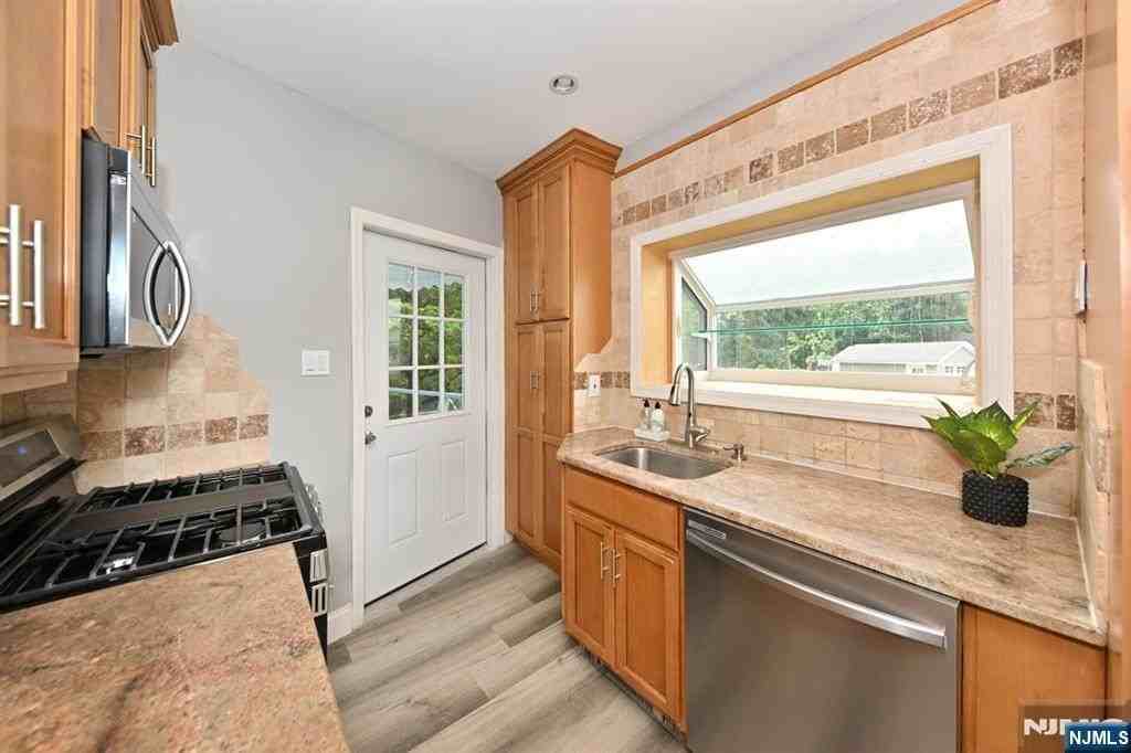 221 Lakeview Dr - Photo 5 of 35