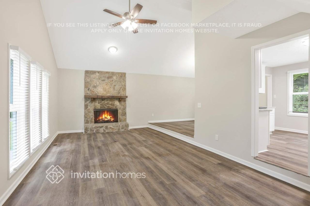 2335 Ambassador Dr - Photo 4 of 25