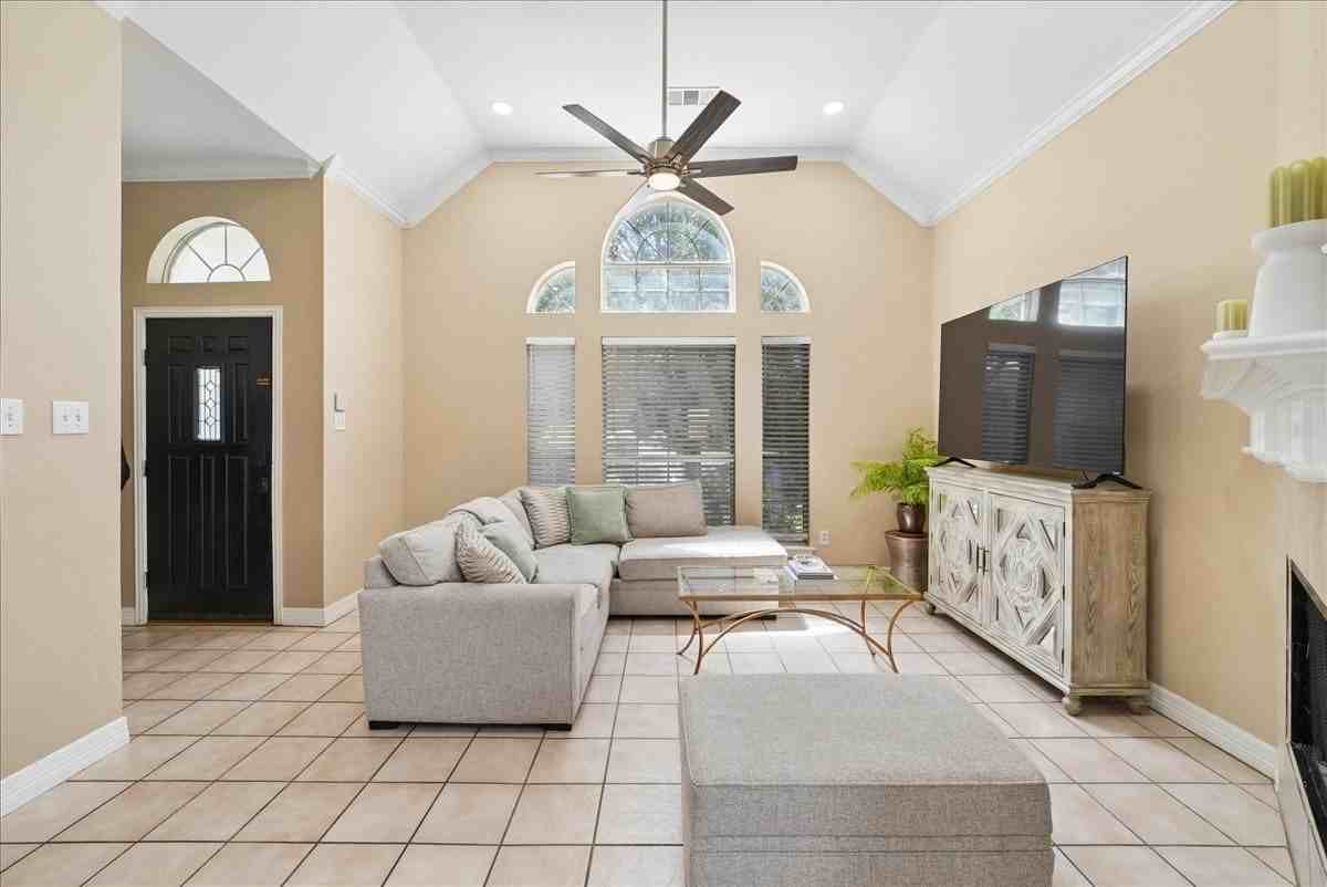 3173 Riverside Dr - Photo 4 of 31