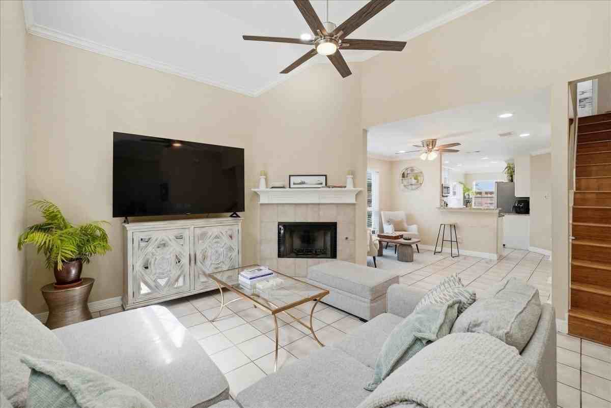 3173 Riverside Dr - Photo 5 of 31