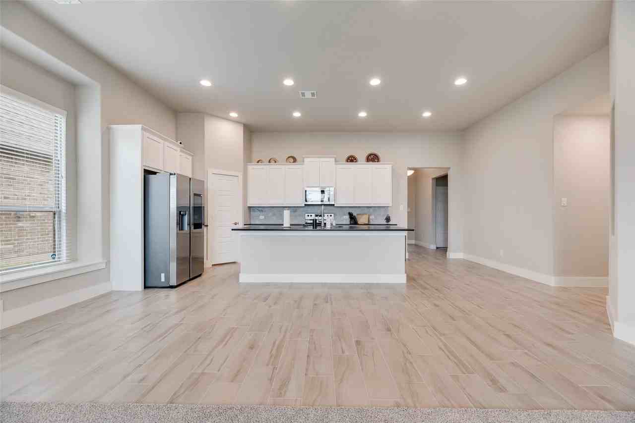 5016 Deberry Ln - Photo 4 of 20