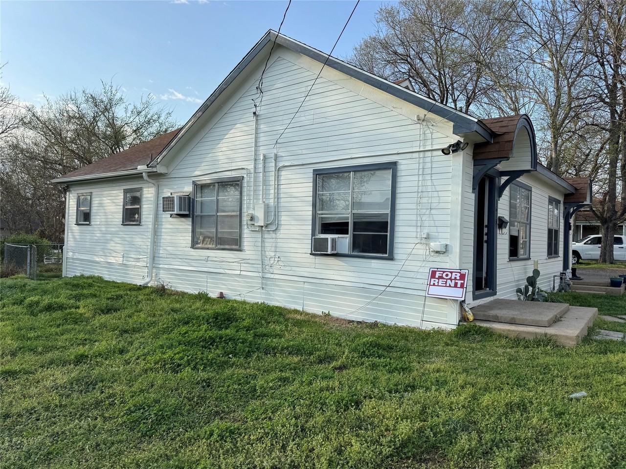 1613 Park St - Photo 2 of 17