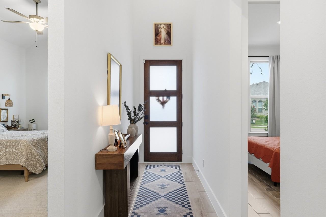 1528 Sandhill Ln - Photo 4 of 35