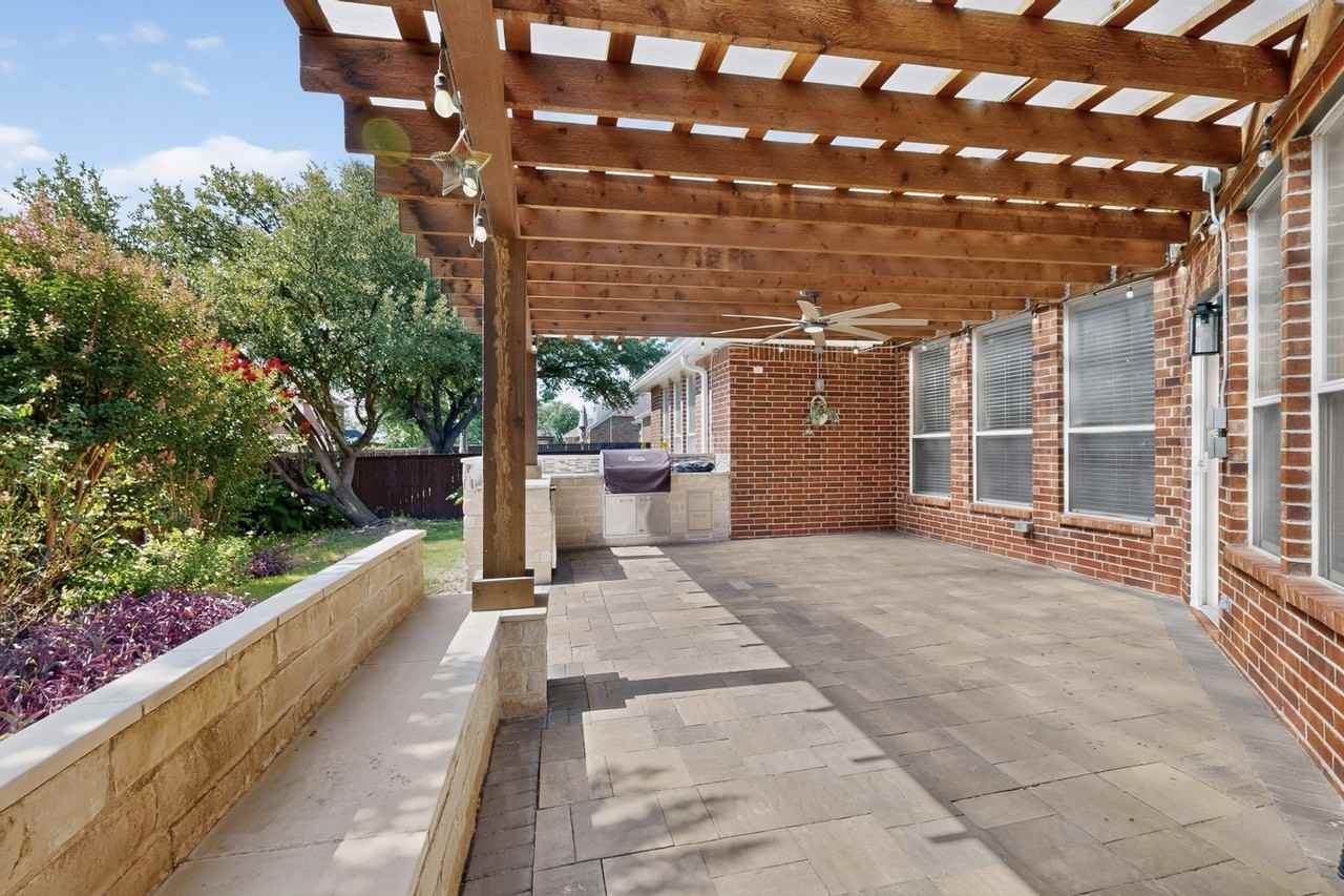 1812 Meadow Ridge Dr - Photo 2 of 40