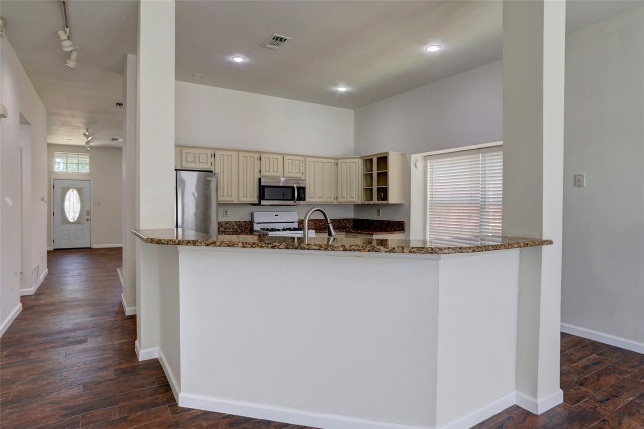 1821 Chattham Ct - Photo 6 of 25