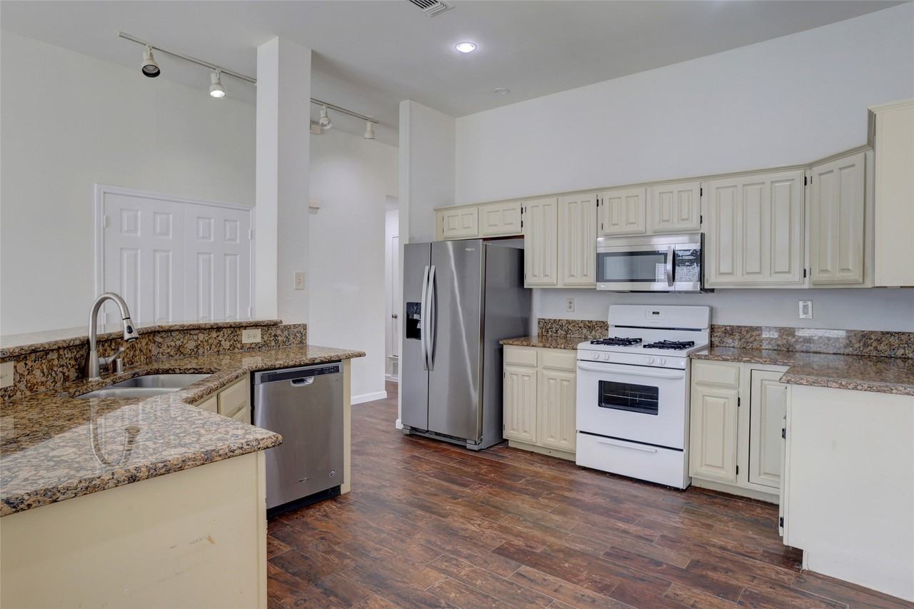 1821 Chattham Ct - Photo 7 of 25