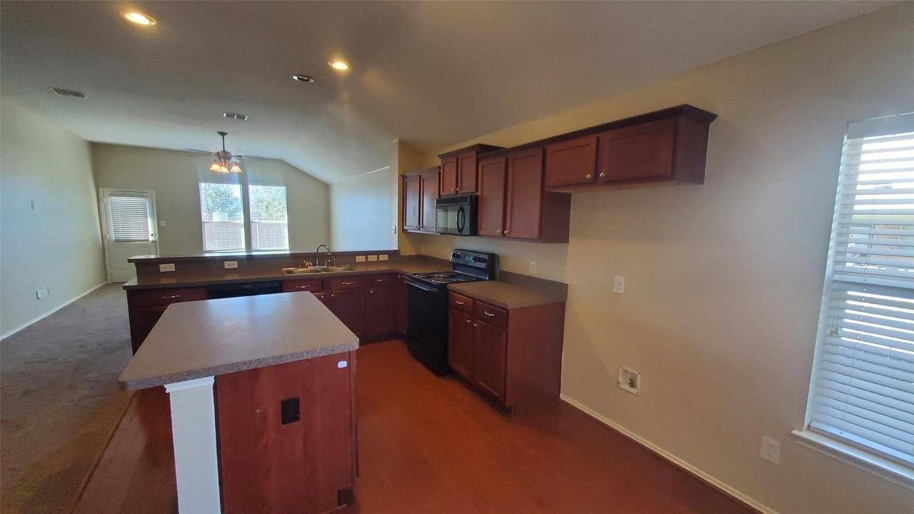 1019 Rumley Rd - Photo 3 of 10
