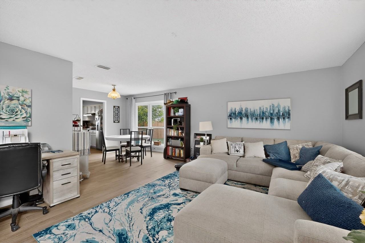 233 Brittany Ct - Photo 4 of 35