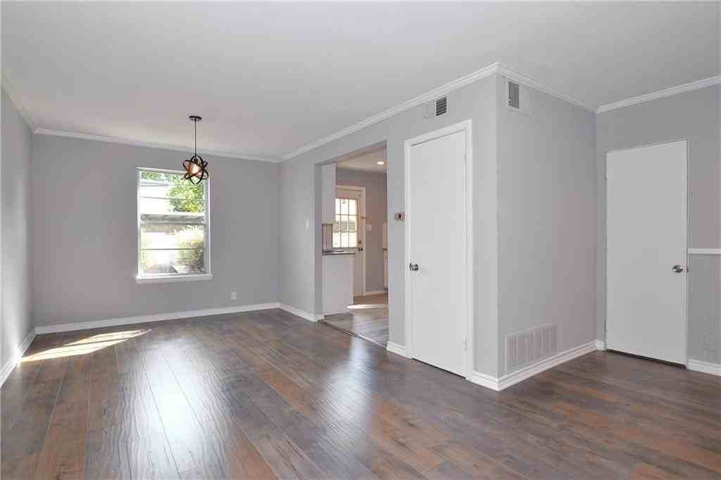 4945 N Hall St - Photo 4 of 19