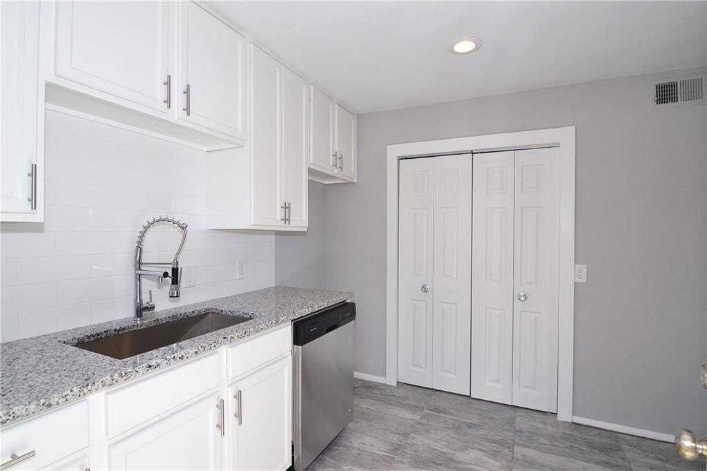 4945 N Hall St - Photo 7 of 19