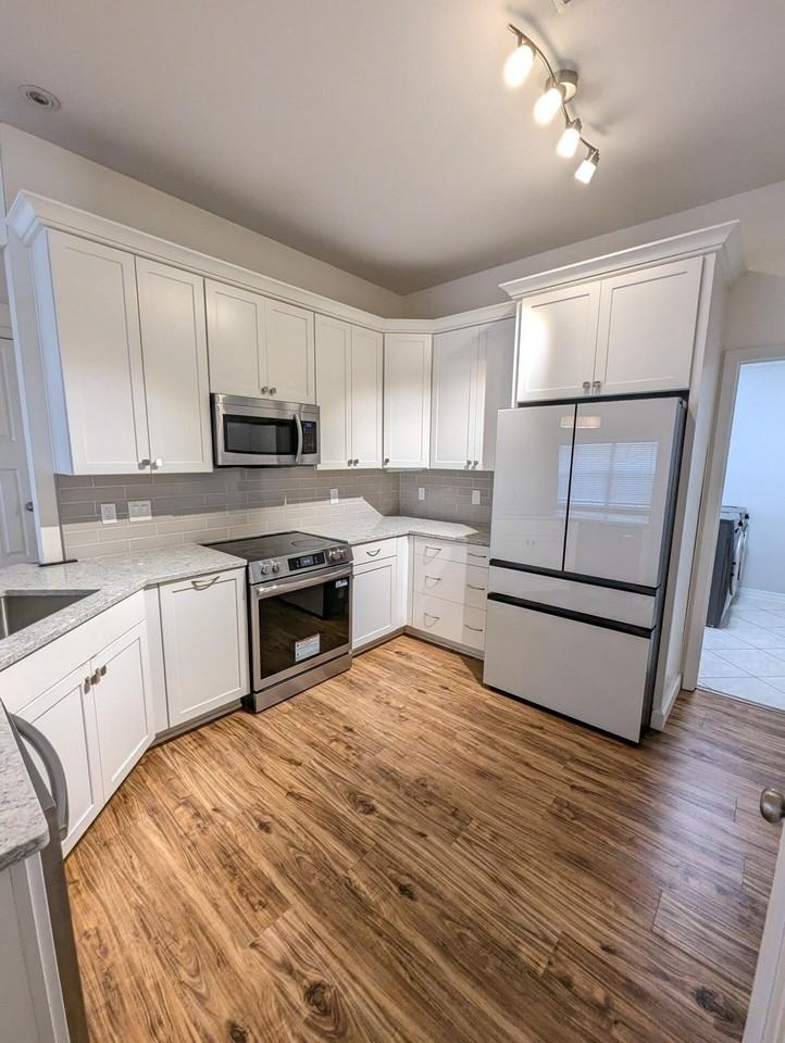 1020 Freeport Ct - Photo 6 of 21
