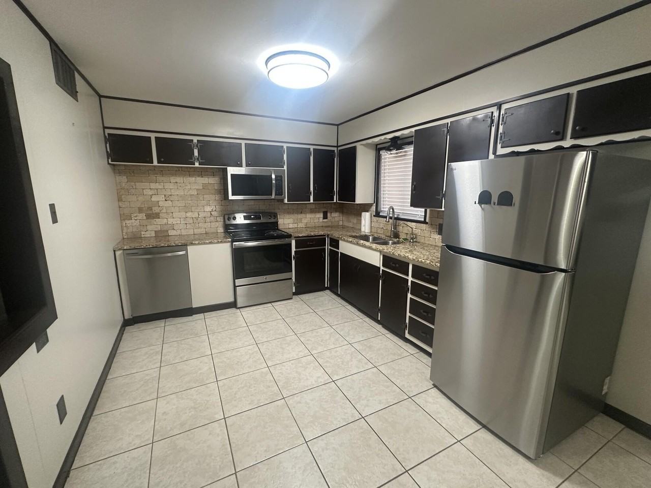 135 Oakwood St - Photo 5 of 16