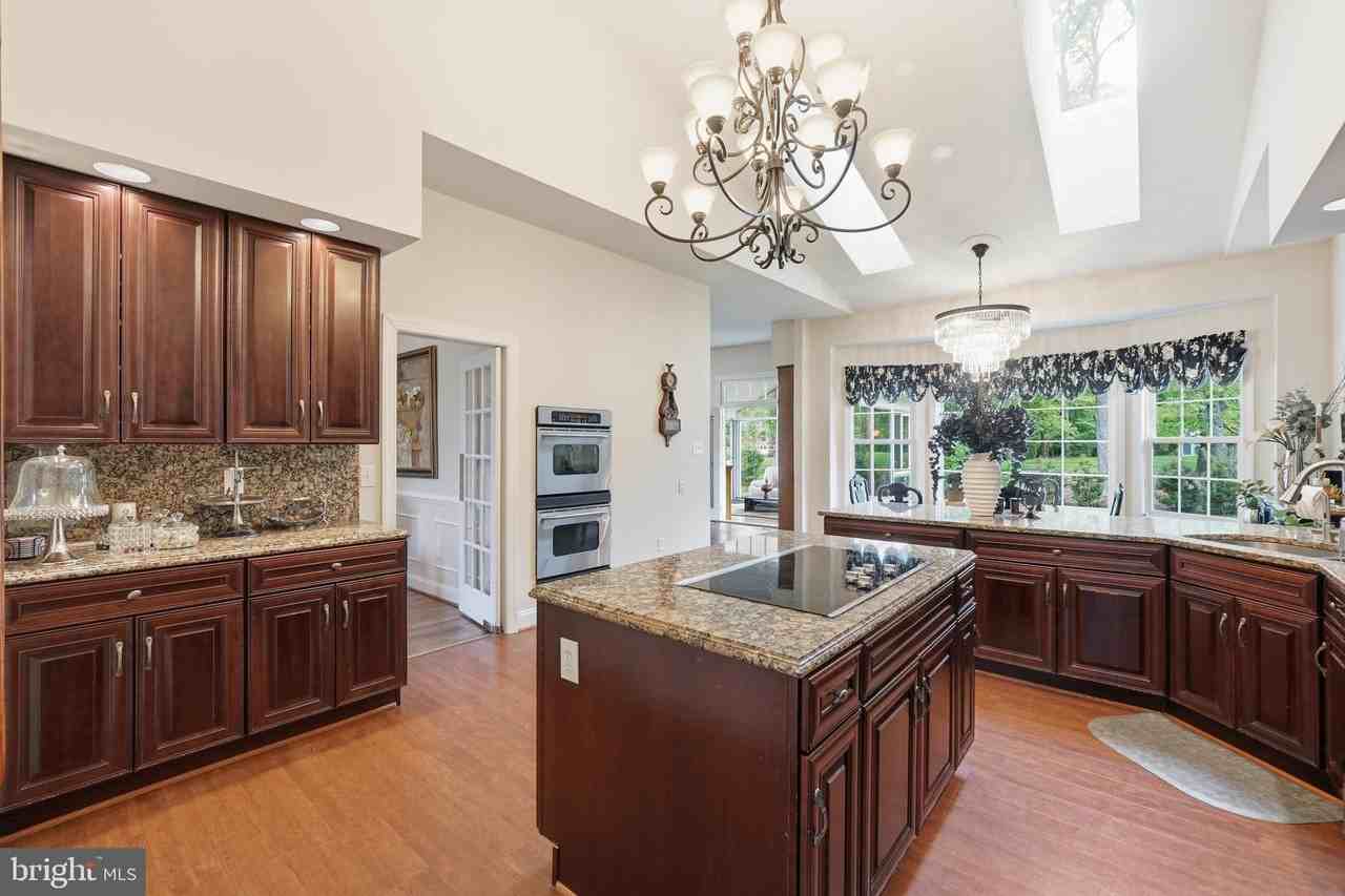 13010 Boswell Ct - Photo 7 of 33