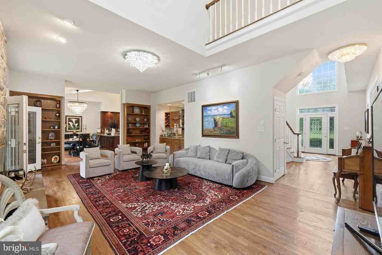13010 Boswell Ct - Photo 5 of 33