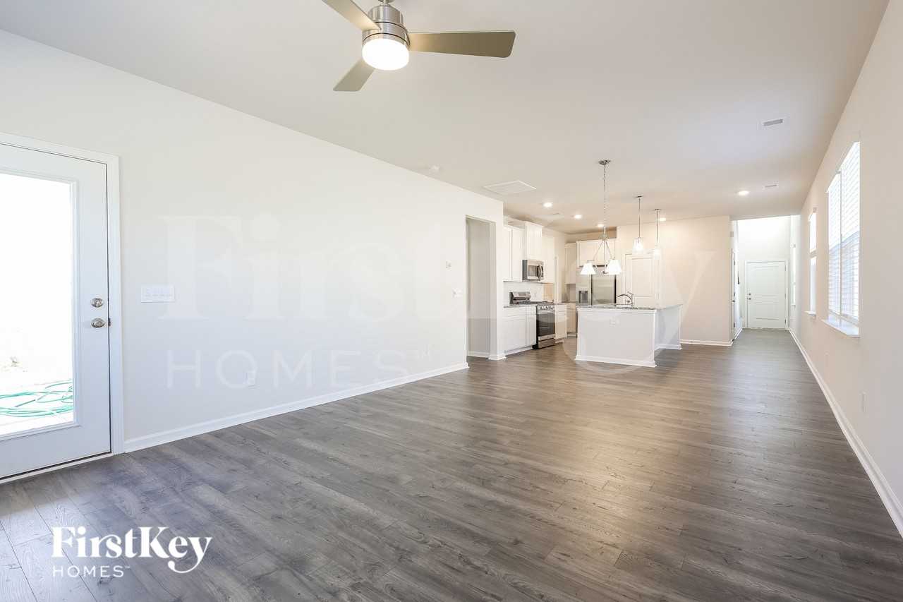 534 Hillpark Ln - Photo 3 of 15