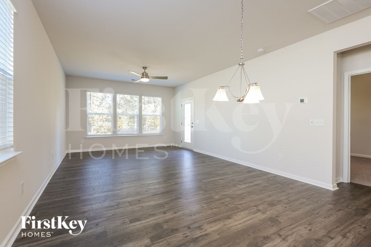 534 Hillpark Ln - Photo 4 of 15
