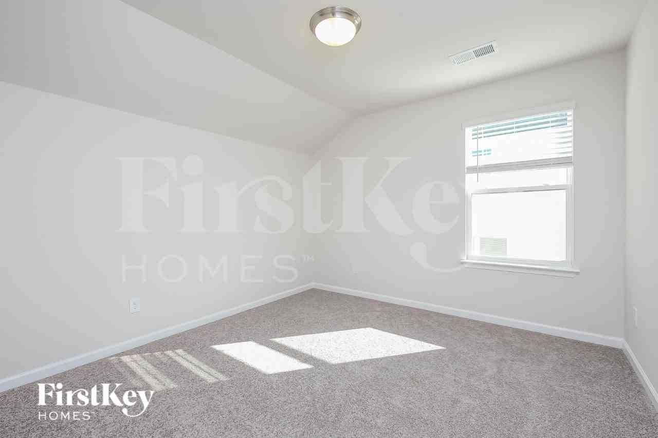 534 Hillpark Ln - Photo 7 of 15