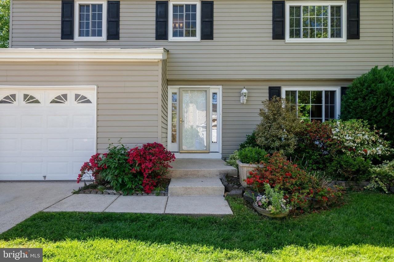 1103 Burwick Dr - Photo 2 of 43