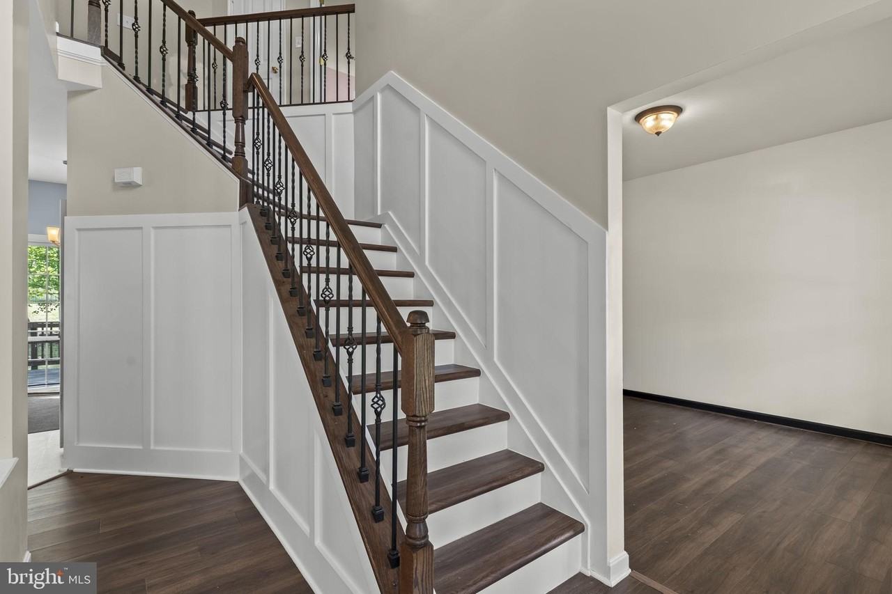 9533 Barbaras Way - Photo 3 of 43
