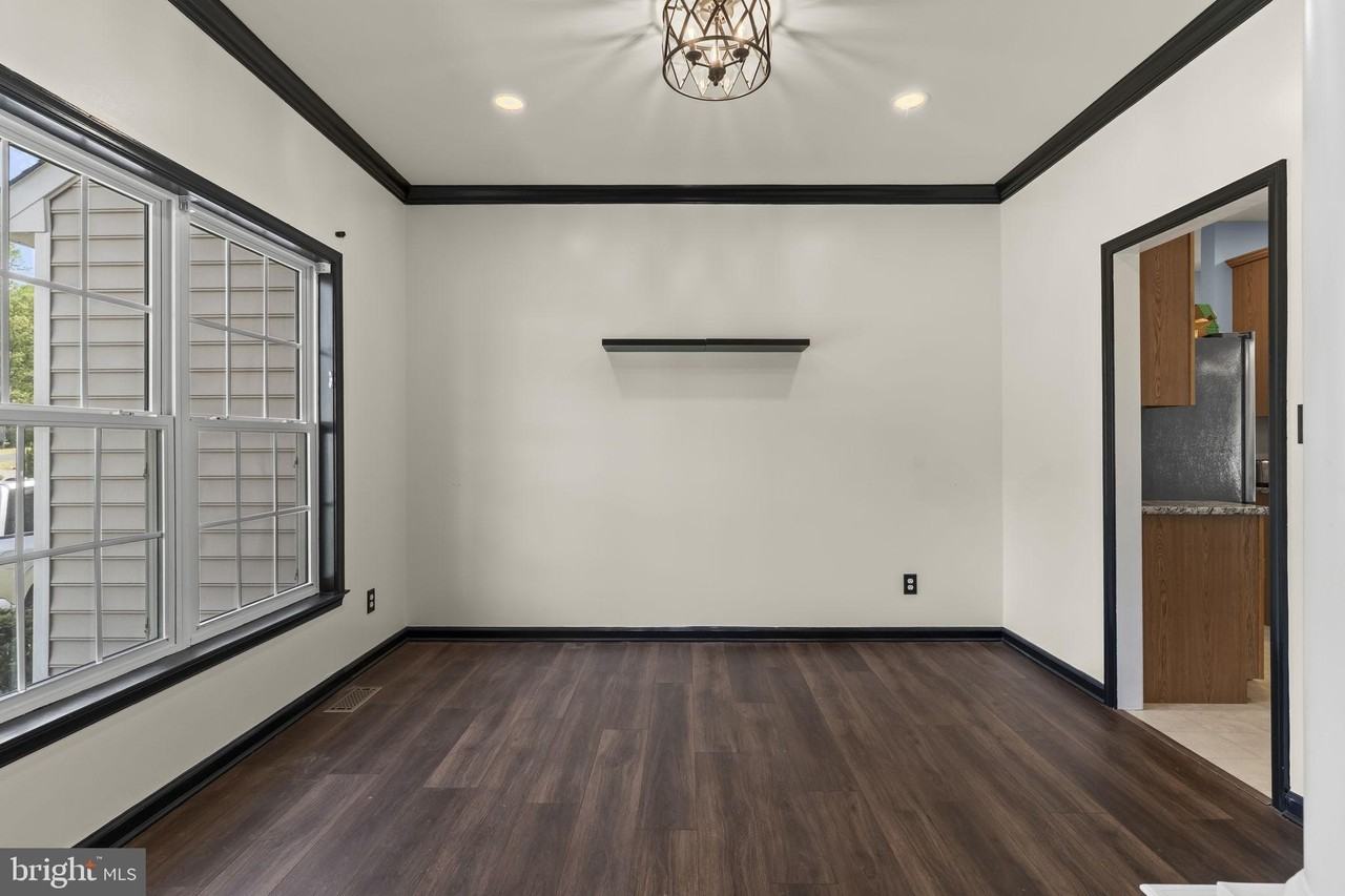 9533 Barbaras Way - Photo 4 of 43