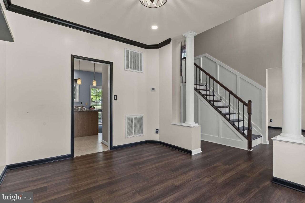 9533 Barbaras Way - Photo 5 of 43