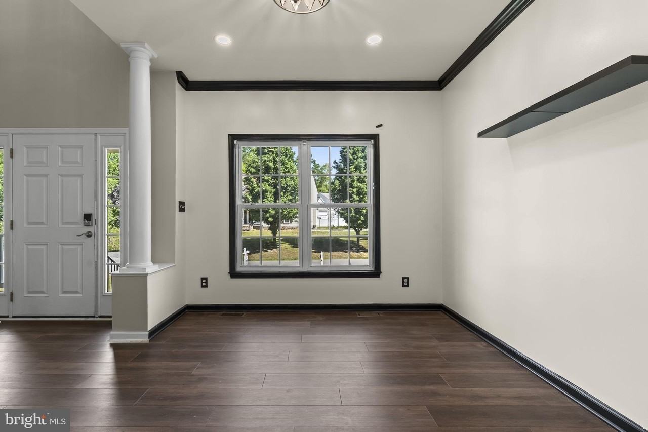 9533 Barbaras Way - Photo 6 of 43